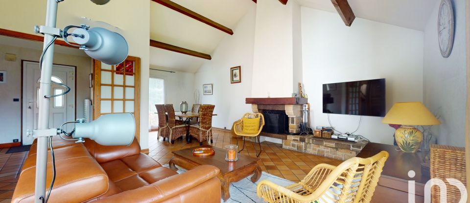 Traditional house 6 rooms of 113 m² in Bonnelles (78830)