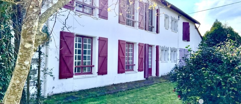 Traditional house 12 rooms of 350 m² in Aïcirits-Camou-Suhast (64120)