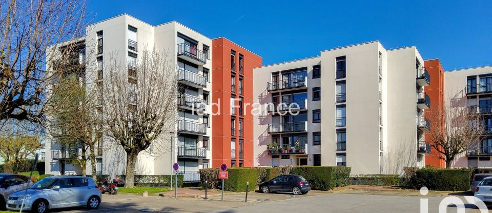 Apartment 3 rooms of 65 m² in Les Clayes-sous-Bois (78340)
