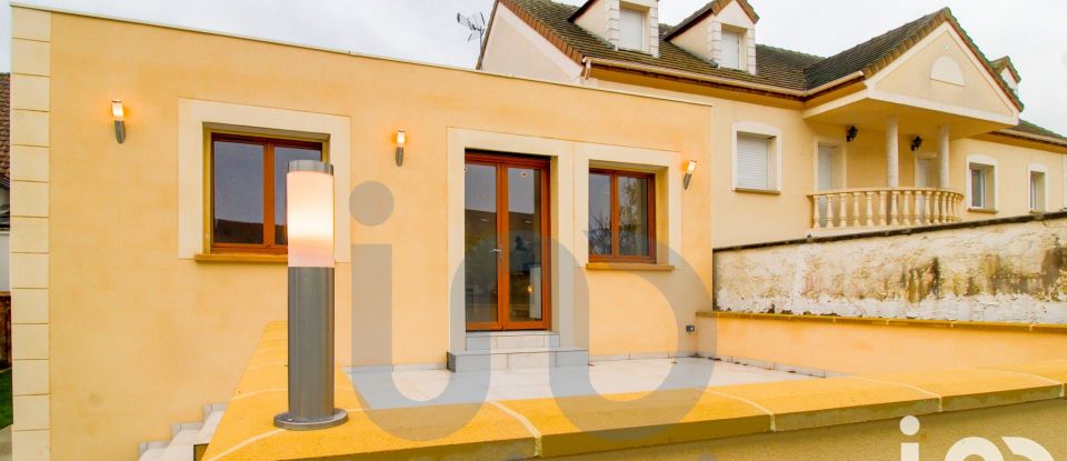 Traditional house 5 rooms of 87 m² in Les Clayes-sous-Bois (78340)