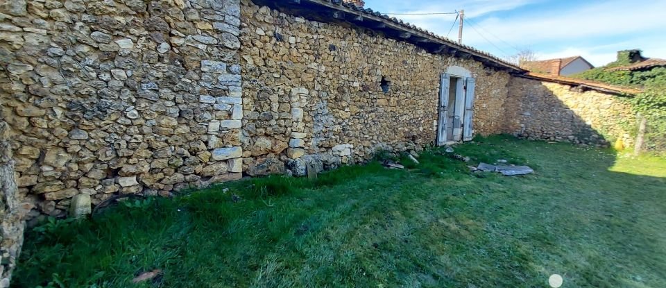 Farm 1 room of 30 m² in Les Pins (16260)