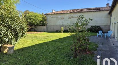 Country house 4 rooms of 166 m² in Saint-Macoux (86400)