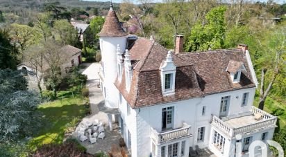 Château 10 pièces de 450 m² à Cahors (46000)