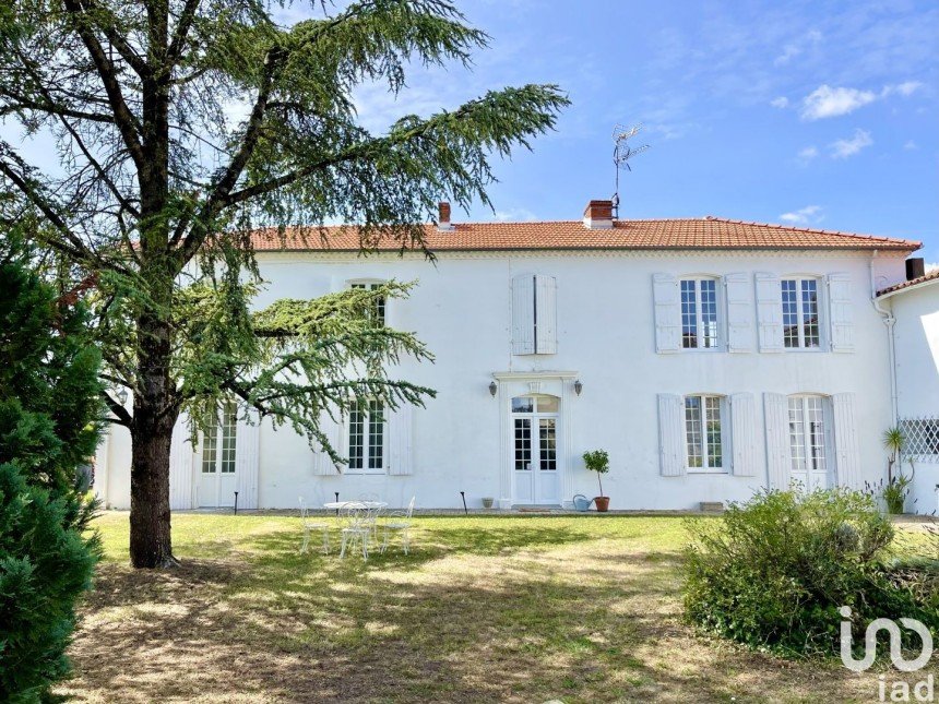 Maison 11 pièces de 345 m² à Surgères (17700)