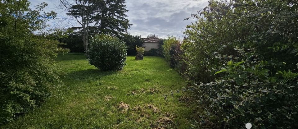 Land of 800 m² in Les Pins (16260)