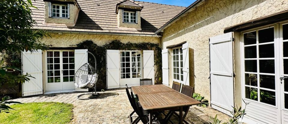 Maison traditionnelle 10 pièces de 225 m² à D'Huison-Longueville (91590)