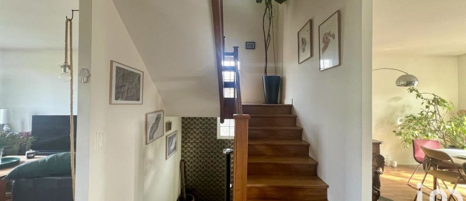 Traditional house 7 rooms of 210 m² in Vélizy-Villacoublay (78140)