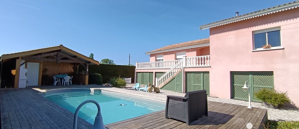 Traditional house 5 rooms of 150 m² in Isle-Saint-Georges (33640)