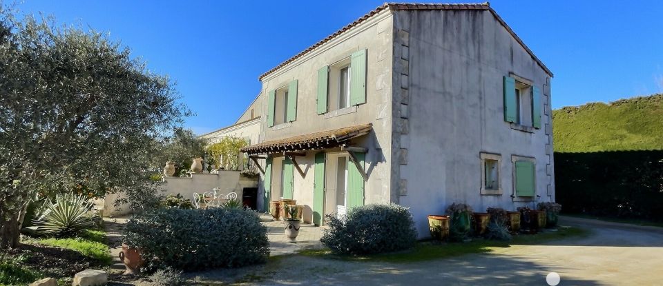 Traditional house 9 rooms of 240 m² in Fontvieille (13990)