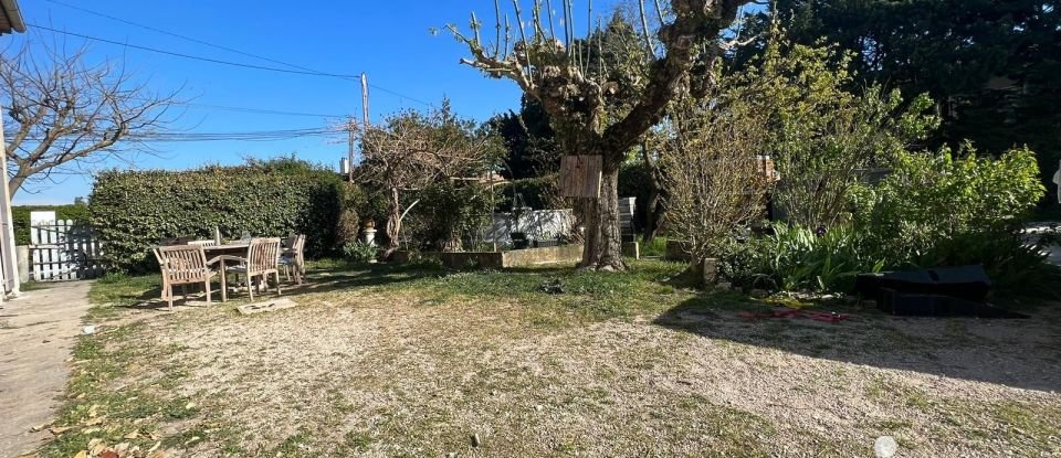 Mas 4 rooms of 119 m² in Noves (13550)