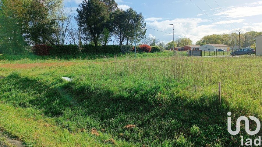 Land of 1,487 m² in Montendre (17130)