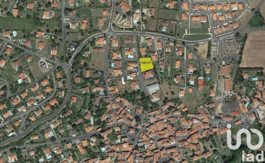Land of 1,081 m² in Chanonat (63450)