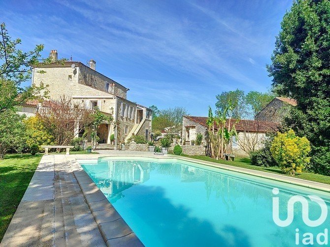 House 8 rooms of 253 m² in Saint-Hippolyte (17430)