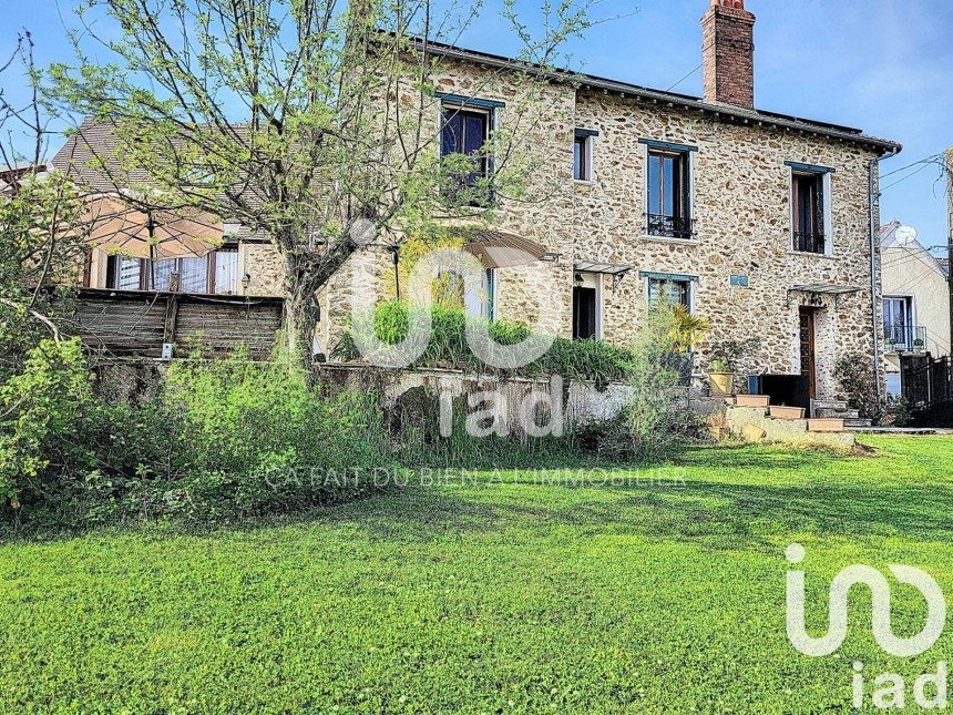 House 8 rooms of 215 m² in Ozouer-le-Voulgis (77390)