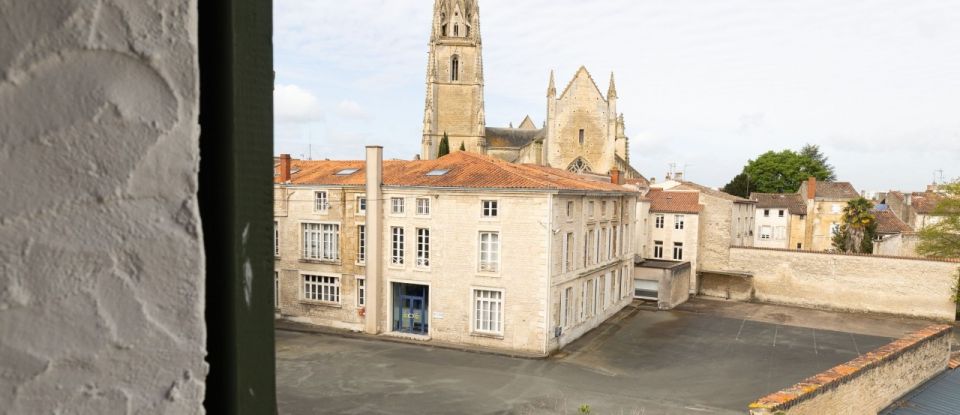 Maison de ville 7 pièces de 225 m² à Niort (79000)