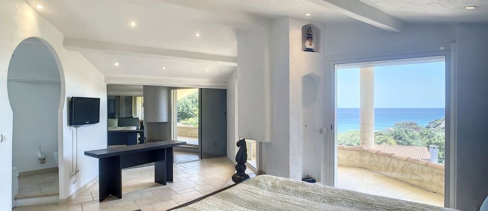 House 7 rooms of 203 m² in Fréjus (83370)