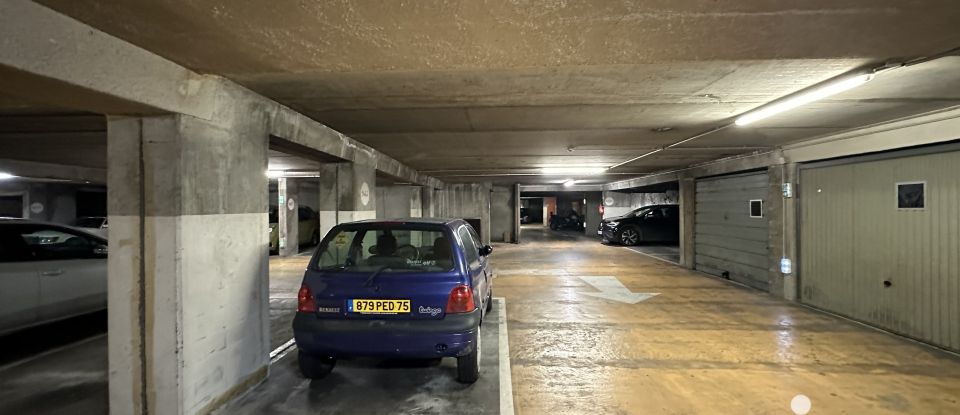 Parking of 10 m² in Paris (75010)