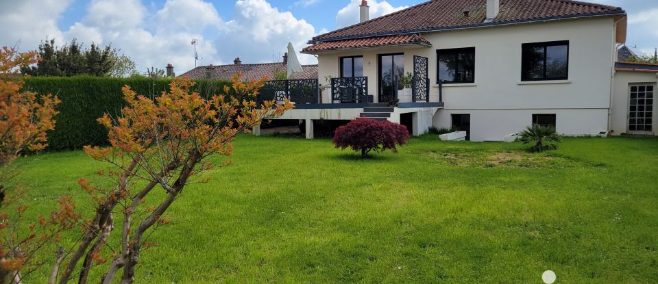 Traditional house 8 rooms of 180 m² in Saint-Pierre-du-Chemin (85120)