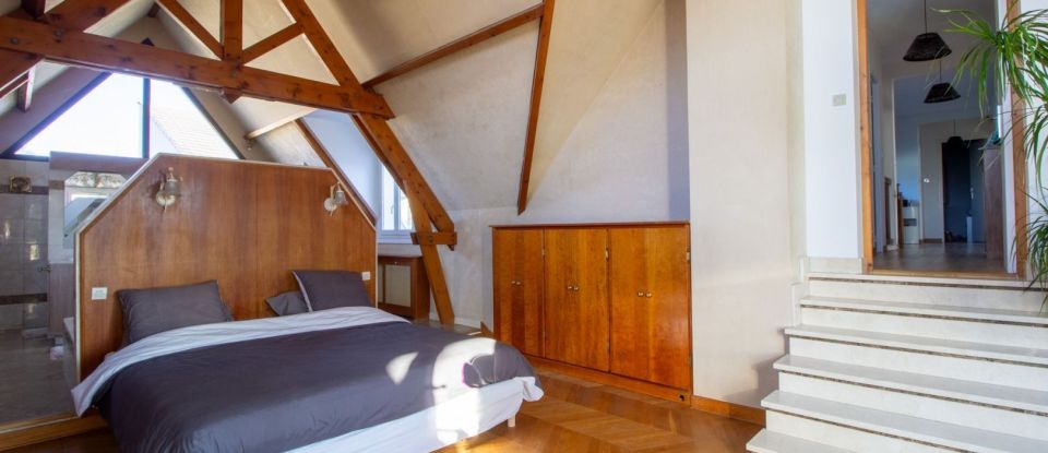Maison traditionnelle 10 pièces de 243 m² à Sucy-en-Brie (94370)