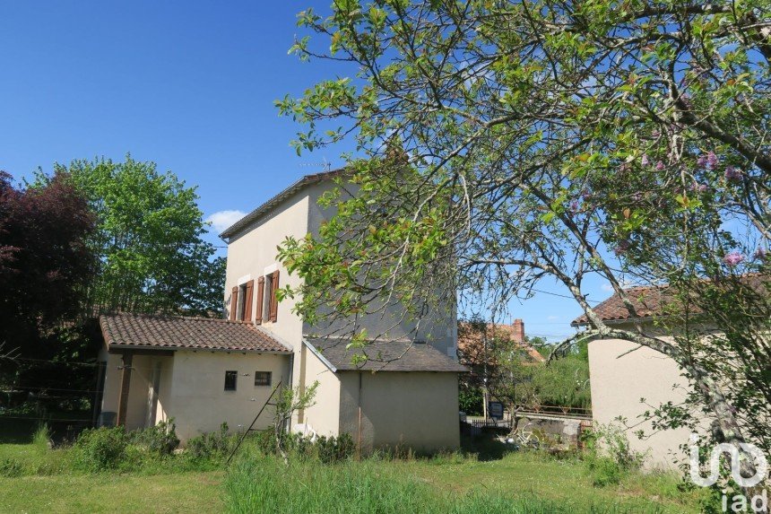 House 5 rooms of 100 m² in Saulgé (86500)