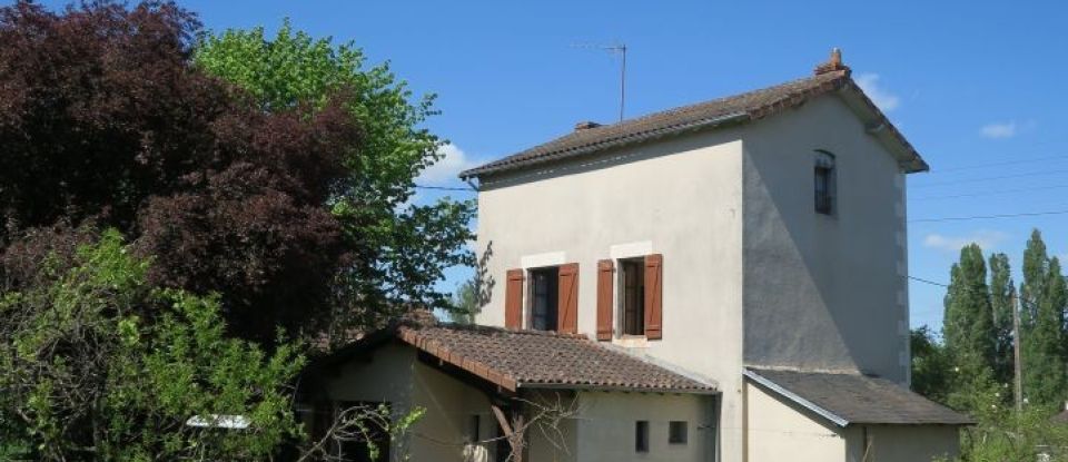 House 5 rooms of 100 m² in Saulgé (86500)