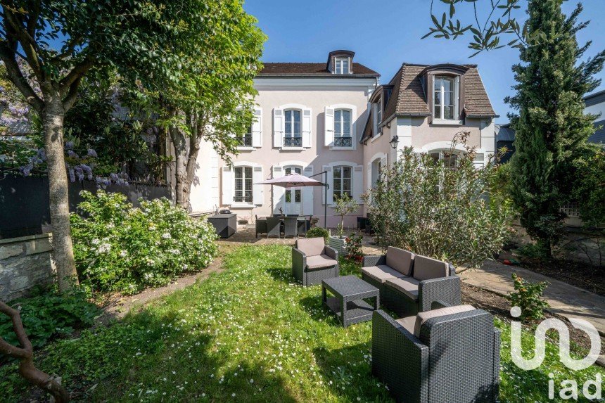 House 8 rooms of 213 m² in Colombes (92700)