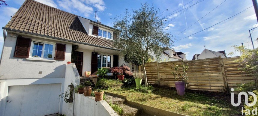 House 6 rooms of 121 m² in Champs-sur-Marne (77420)