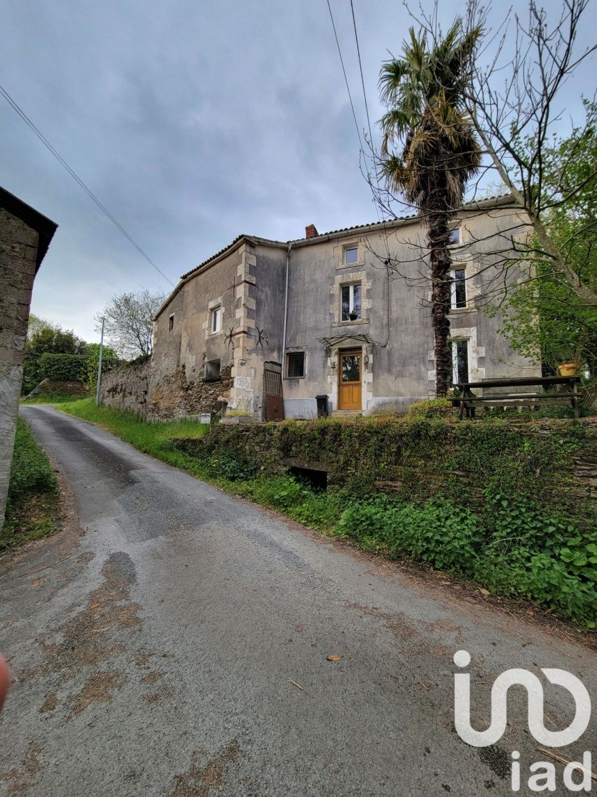 Country house 3 rooms of 85 m² in Bazoges-en-Pareds (85390)