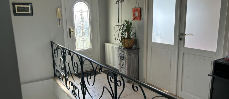 House 9 rooms of 205 m² in SAINT-AMANT (16190)
