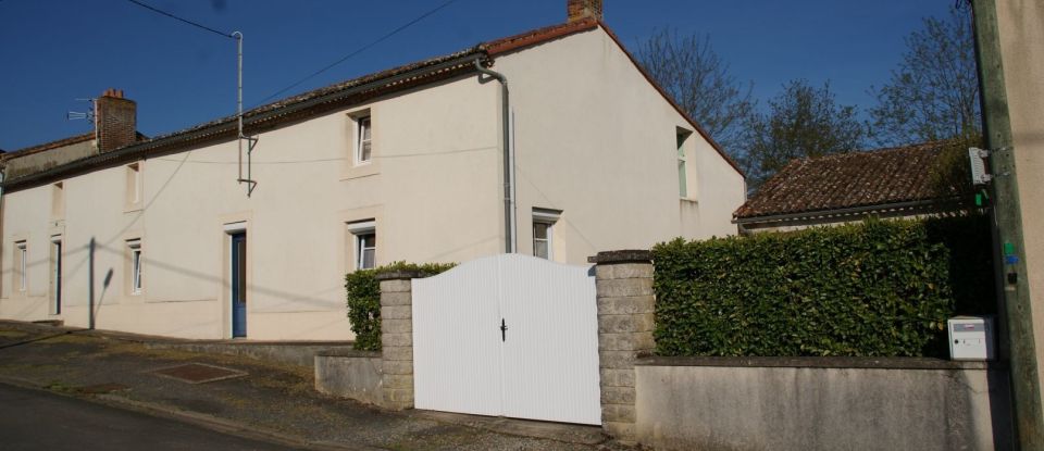 House 6 rooms of 196 m² in LE BREUIL-SOUS-ARGENTON (79150)