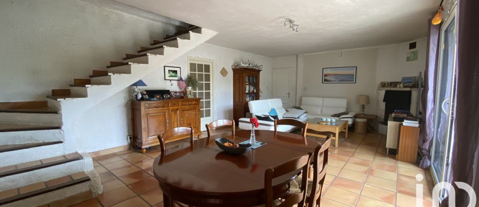Maison traditionnelle 8 pièces de 150 m² à Eyguières (13430)