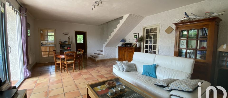 Traditional house 8 rooms of 150 m² in Eyguières (13430)