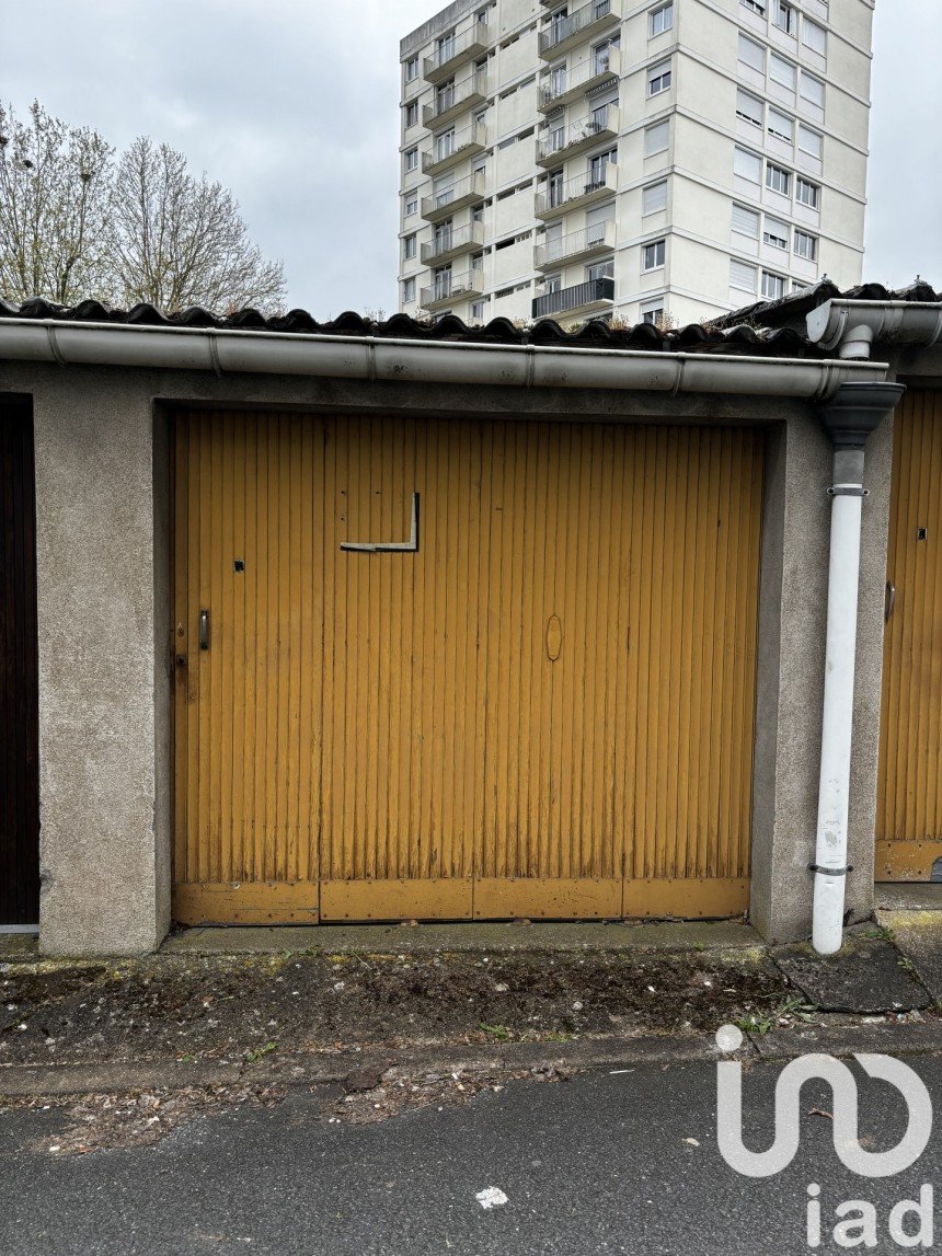 Parking/garage/box de 14 m² à Cholet (49300)