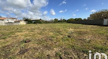 Land of 813 m² in Montroy (17220)