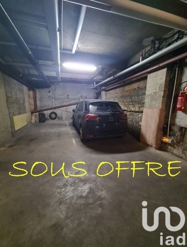 Parking of 10 m² in Paris (75017)