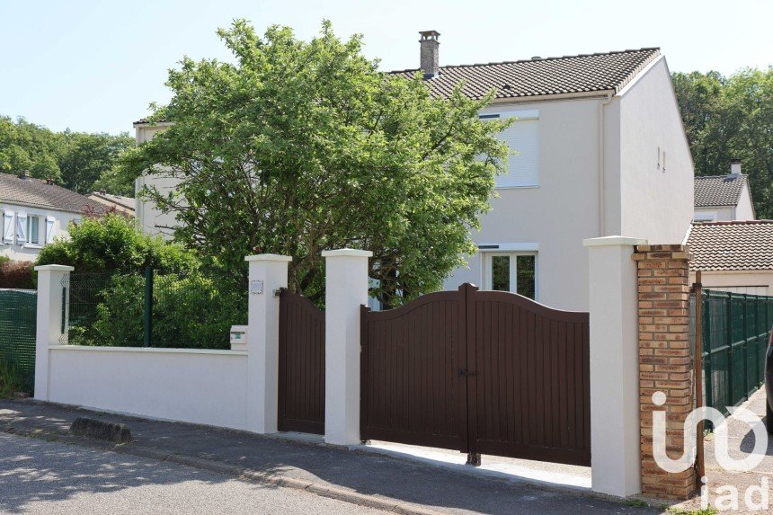 Maison traditionnelle 6 pièces de 110 m² à Magny-les-Hameaux (78114)