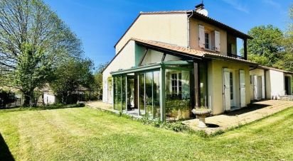 House 6 rooms of 148 m² in Vars (16330)