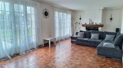 House 6 rooms of 173 m² in Mandres-les-Roses (94520)