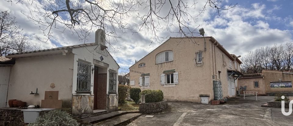 Maison 14 pièces de 260 m² à Mons (83440)