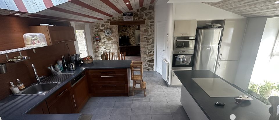 Village house 6 rooms of 153 m² in L'Herbergement (85260)