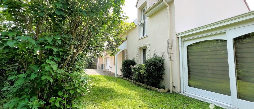 Traditional house 9 rooms of 201 m² in Guyancourt (78280)