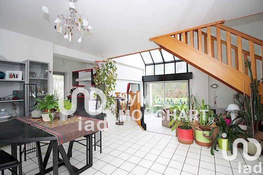 Architect house 7 rooms of 125 m² in Guyancourt (78280)
