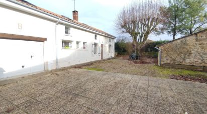 House 6 rooms of 117 m² in Lussac-les-Châteaux (86320)