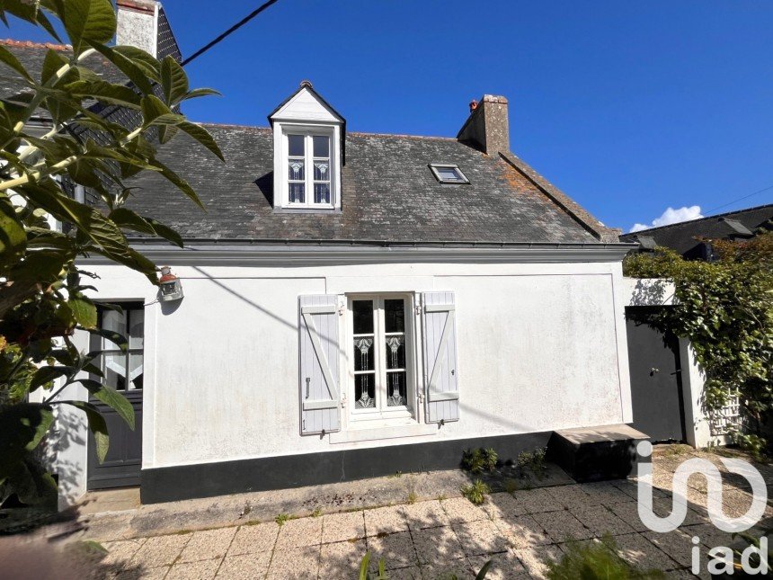 Traditional house 4 rooms of 60 m² in Groix (56590)