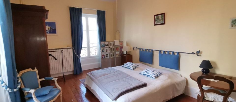 House 8 rooms of 206 m² in Montélimar (26200)