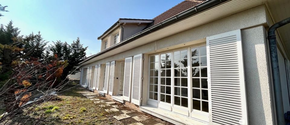 Maison traditionnelle 8 pièces de 231 m² à Veauche (42340)