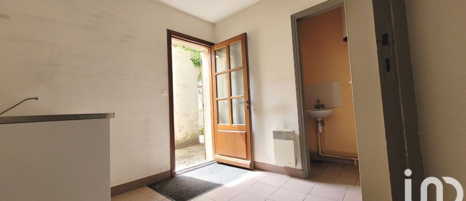Town house 10 rooms of 85 m² in Saint-Jean-d'Angély (17400)