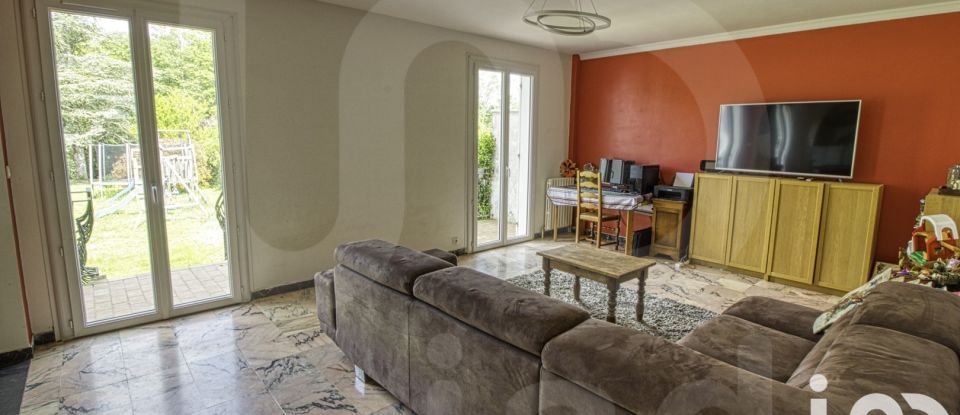 Maison traditionnelle 10 pièces de 258 m² à La Neuville-sur-Essonne (45390)