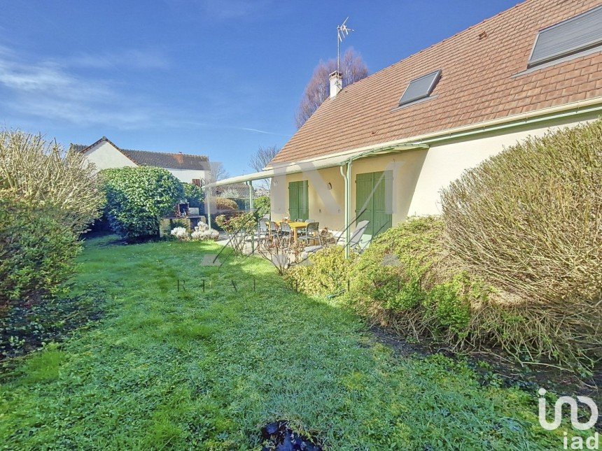 House 6 rooms of 132 m² in Mandres-les-Roses (94520)