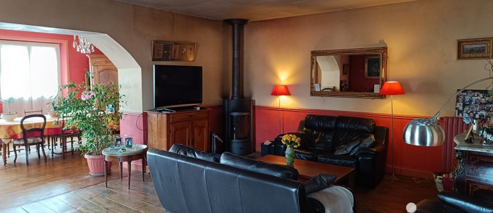 House 10 rooms of 250 m² in Naucelles (15000)